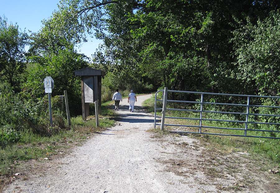 The entrance to the Lake-to-Lake Trail, going north, towards Pleasant Lake.