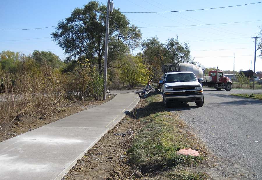 At 8th Street, the Northwest segment connects to the Railroad Trail.